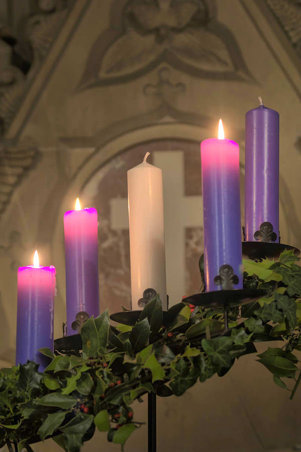 An Advent Crown in a Church on the 3rd Sunday of Advent. Photo: Derek Winterburn [https://flickr.com/photos/dnwinterburn/39182823311/]